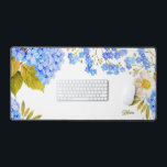 Aquarel Blauw Hydrangeas Bloemen gepersonaliseerd Bureaumat<br><div class="desc">Voeg een bloemaccent toe aan uw werkruimte met deze waterverf bureaumat. Het bevat waterverf witte anemoon,  blauwe hortensia en baby's adem. Personaliseer door uw gegevens toe te voegen. Deze hortensia bureaumat is perfect als cadeau.</div>