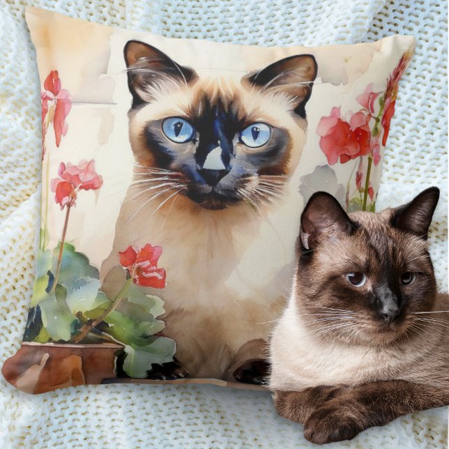 Aquarel Siamese Kat met Rode Geranium Bloemen Kussen (A pillow cushion with illustration of a Siamese cat with red geraniums in a watercolor style)