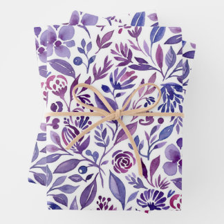 Aquarelpatroon met paarse bloemen en bladeren inpakpapier vel