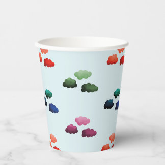 Aquarelwolken met verschillende kleuren papieren bekers