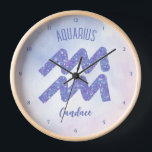 Aquarius Astrology Sign Speciaal Paars<br><div class="desc">Deze ,  gepersonaliseerde paarse en lavender Astrologieklok kenmerkt uw astrologisch teken van de Zodiac in een mooie glans zoals de constellaties. Pas dit schattige home decor cadeau met jouw naam aan in een mooi cursief script voor iemand met een late verjaardag van januari of begin februari.</div>