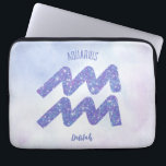 Aquarius Astrology Sign Speciaal Paars Laptop Sleeve<br><div class="desc">Deze ,  gepersonaliseerde paarse en lavender Aquarius-laptophoes is voorzien van uw astrologische teken uit de Zodiac in een prachtige glans zoals de constellaties. Pas dit schattige geschenk met jouw naam in prachtig krullend manuscript voor iemand met een late verjaardag van Januari of vroege Februari aan.</div>