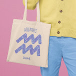 Aquarius Paars Astrology Sign Speciaal Tote Bag<br><div class="desc">Deze ,  gepersonaliseerde paarse en lavender Aquarius canvas tas kenmerkt uw astrologische teken van de Zodiac in een prachtige glans zoals de constellaties. Pas dit schattige geschenk met jouw naam in prachtig krullend manuscript voor iemand met een late verjaardag van Januari of vroege Februari aan.</div>