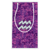 Aquarius Sign. over fuchsia roze digitale camo Klein Cadeauzakje (Voorkant)
