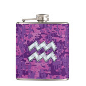 Aquarius Zodiac Sign on fuchsia digital camouflage Heupfles (Voorkant)