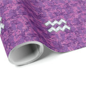 Aquarius Zodiac Symbool on fuchsia digital camo Cadeaupapier (Rol Hoek)