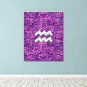 Aquarius Zodiac Symbool on fuchsia digital camo Canvas Afdruk (Insitu (Houten vloer))