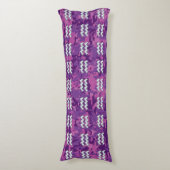 Aquarius Zodiac Symbool on fuchsia digital camo Lichaamskussen (Voorkant Verticaal)