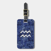 Aquarius Zodiac Symbool op blauw digitaal camodeco Bagagelabel (Voorkant verticaal)