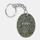 Aquarius Zodiac Symbool op Green Digital Camouflag Sleutelhanger (Voorkant Links)