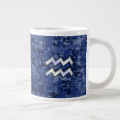 Aquarius Zodiac Symbool op Navy Digital Camouflage Grote Koffiekop (Rechts)