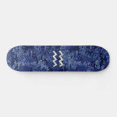 Aquarius Zodiac Symbool op Navy Digital Camouflage Persoonlijk Skateboard (Horizontaal)