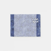 Aquarius Zodiac Symbool op Navy Digital Camouflage Post-it® Notes (Voorkant)