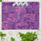 Aquarius Zodiac-symbool op roze digitale camouflag Theedoek (Gevouwen)