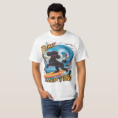 Aquatic Black Poodle: Surfen op de Big Wave T-shirt (Voorkant volledig)