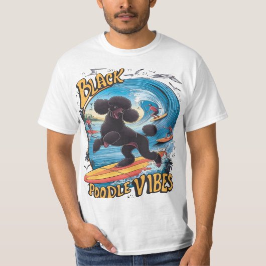 Aquatic Black Poodle: Surfen op de Big Wave T-shirt (Voorkant)