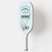 Aquinnah klampt de pickleball racket aan (Links)