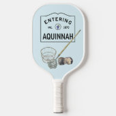 Aquinnah klampt de pickleball racket aan (Voorkant)