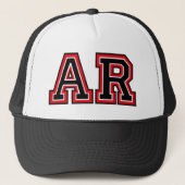 "AR" Monogram Trucker Hat Trucker Pet (Voorkant)