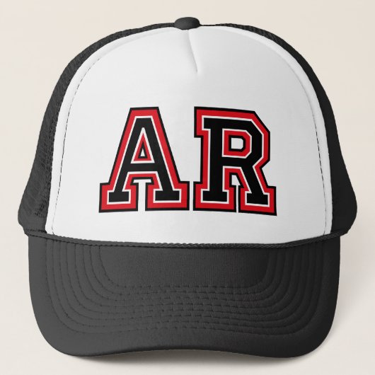 "AR" Monogram Trucker Hat Trucker Pet (Voorkant)