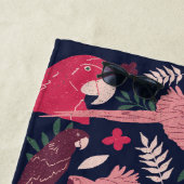 Ara Parrot Tropische Patroontekening Monogram Strandlaken (In situ)