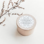 Arabesque Wedding Sticker | Grijs<br><div class="desc">Sluit uw trouwuitnodigingen af, gunst en nog veel meer met onze elegante Marokkaanse stickers in tinten van bleek zilver grijs en wit. Het ronde ontwerp kenmerkt uw namen die door decoratief manuscript worden verbonden en door een geometrische grens in wit op een bleke grijze achtergrond van de duif worden omringd....</div>