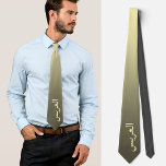 Arabisch bruiloft elegant stropdas العريس bruidego<br><div class="desc">Verhoog je trouwlook met een Unique Custom Stropdas voor Arabische mannen Op zoek naar een leuke en toch verfijnde manier om je trouwoutfit compleet te maken of een humoristische touch aan je verloving of trouwfoto's toe te voegen? Bekijk ons prachtige aangepaste stropdas, met het woord "العر يس" in een zacht...</div>