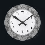Arabisch cijfer: Arabische grijs Ronde Klok<br><div class="desc">Arabische getallen kakelen met Arabische numerieke letters / symbolen. De achtergrond is een reproductie van authentiek traditioneel abstract mandala decoratief patroon in een grijs/grijs kleurenschema. Het klokgezicht show de uren en de tijd met 1-12 in de Arabische nummerborden. Ideaal voor supporters uit de Arabische geschiedenis, moslimkunst, islamitische cijfers en voor...</div>
