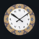 Arabisch Numeriek Arabisch Decor Ronde Klok<br><div class="desc">Arabische getallen kakelen met Arabische numerieke letters / symbolen. De achtergrond is een reproductie van een authentiek traditioneel decoratief patroon met abstract mandala in donker paars-blauw marineschip en matte gold / tan. Het klokgezicht show de uren en de tijd met 1-12 in de Arabische nummerborden. Ideaal voor supporters uit de...</div>