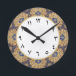 Arabisch Numeriek Arabisch Decor Ronde Klok<br><div class="desc">Arabische getallen kakelen met Arabische numerieke letters / symbolen. De achtergrond is een reproductie van een authentiek traditioneel decoratief patroon met abstract mandala in donker paars-blauw marineschip en matte gold / tan. Het klokgezicht show de uren en de tijd met 1-12 in de Arabische nummerborden. Ideaal voor supporters uit de...</div>