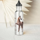 Arabische paard geschenken gepersonaliseerde naam waterfles<br><div class="desc">Wilde en gratis Arabische paard geschenken gepersonaliseerde naam waterfles,  gracieuze Arabische bruin paard,  mooi gepersonaliseerd cadeau voor paardenliefhebbers.</div>