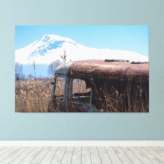 Ararat en oude Sovjet-bus in Armenië Canvas Afdruk (Insitu (Houten vloer))