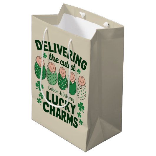 Arbeid & Levering Lucky Charm Nurse Shamrock Medium Cadeauzakje (Voorkant Gekanteld)
