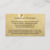 Arbeider die hout onderzoekt in de fabriek visitekaartje (Achterkant)