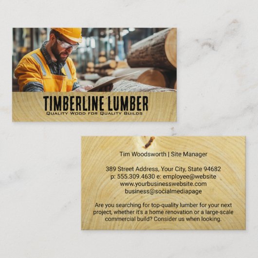 Arbeider die hout onderzoekt in de fabriek visitekaartje (Voorkant / Achterkant)
