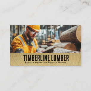Arbeider die hout onderzoekt in de fabriek visitekaartje