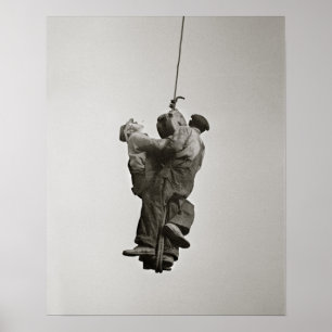 Arbeiders opgetild door kraan, 1935. Oude foto Poster