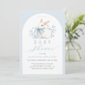 Arch Bunny Blue Floral Baby shower Uitnodiging (Staand voorkant)