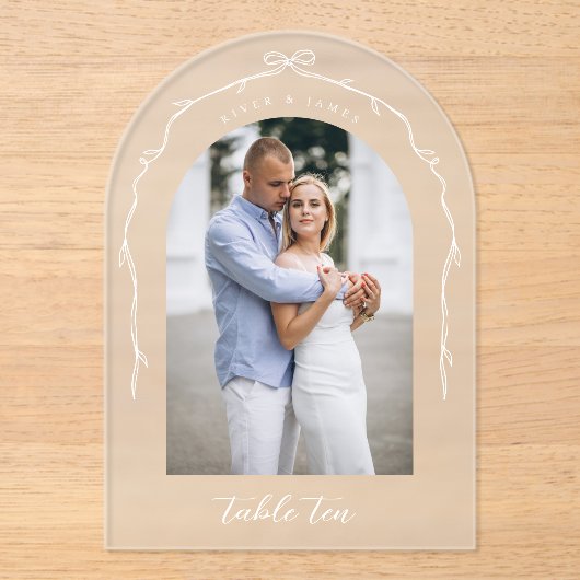 Arch Foto Chic Bow & Ribbon Trouwtafel Nummer Acryl Uitnodigingen (Voorkant)