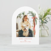 Arch Holiday Greenery Swag Red Bow Kerstfoto Kaart (Staand voorkant)