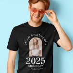 Arch Photo Proud Brother van 2023 Afstuderen T-shirt<br><div class="desc">Arch Photo Proud Brother van 2023 Afstuderen. Vooral voor broers van pas afgestudeerde studenten die met trots draag worden. De foto van je broer of zus ligt in een boogvormig formaat, en het jaar groot en vetgedrukt, met de naam van het afgestudeerde. Pas de tekst eenvoudig aan zoals vereist en...</div>
