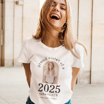 Arch Photo Proud Sister van 2023 Afstuderen T-shirt<br><div class="desc">Arch Photo Proud Sister van 2023 Afstuderen. Vooral voor zusters van pas afgestudeerde studenten die met trots draag worden. De foto van je broer en zus ligt in een boogvormig formaat, het jaar groot en vetgedrukt, met de naam van de afgestudeerde en de middelbare school. Pas de tekst eenvoudig aan...</div>