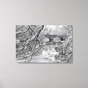 Archbrug over de Bevroren rivier in de winter Canvas Afdruk