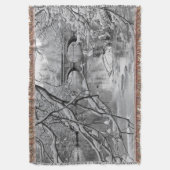 Archbrug over de Bevroren rivier in de winter Deken (Voorkant Verticaal)