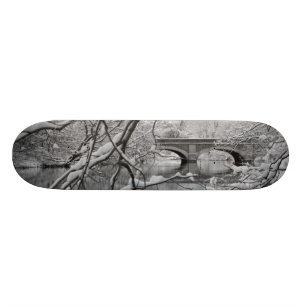 Archbrug over de Bevroren rivier in de winter Persoonlijk Skateboard