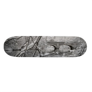 Archbrug over de Bevroren rivier in de winter Persoonlijk Skateboard