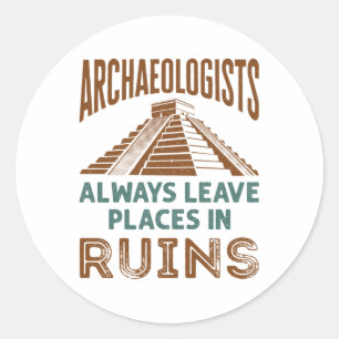 Archeologen laten altijd plaatsen achter in ruïnes ronde sticker