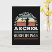 Archer, geboren in 1945 80th Birthday Archery Gift Kaart (Gele Bloem)