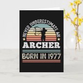 Archer, geboren in 1977 50th Birthday Archery Gift Kaart (Gele Bloem)