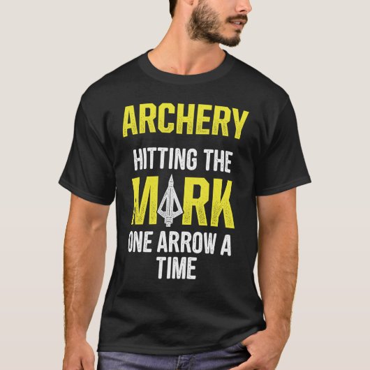 Archery Hitting the mark one arrow tegelijkertijd T-shirt (Voorkant)